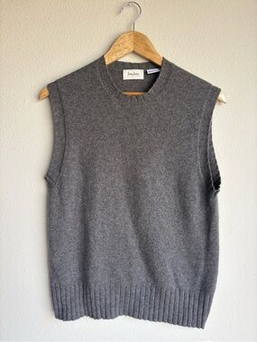 Neiman Marcus Gray 100% cashmere  Crewneck Sweater Vest